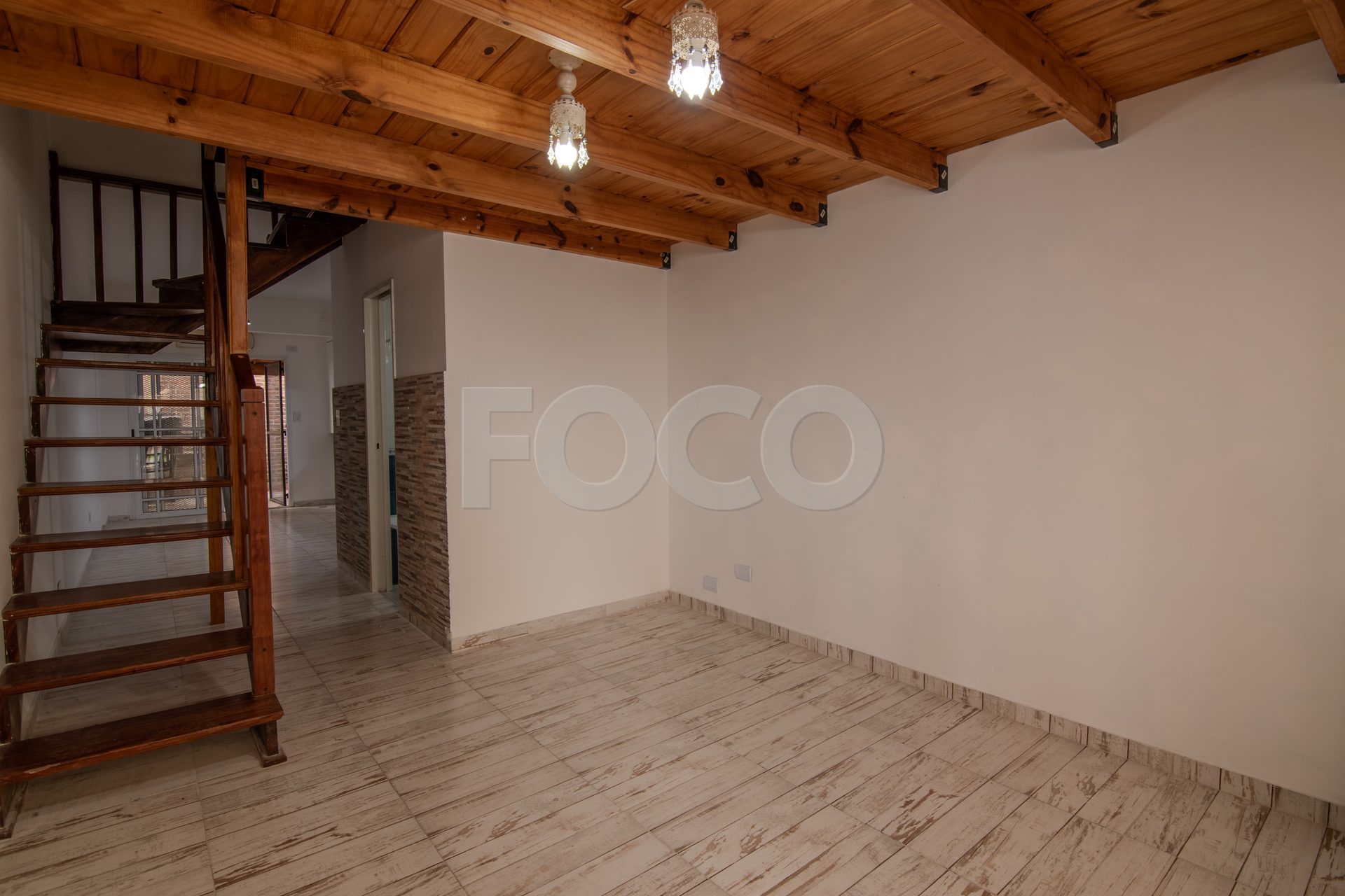 Estar y escalera
