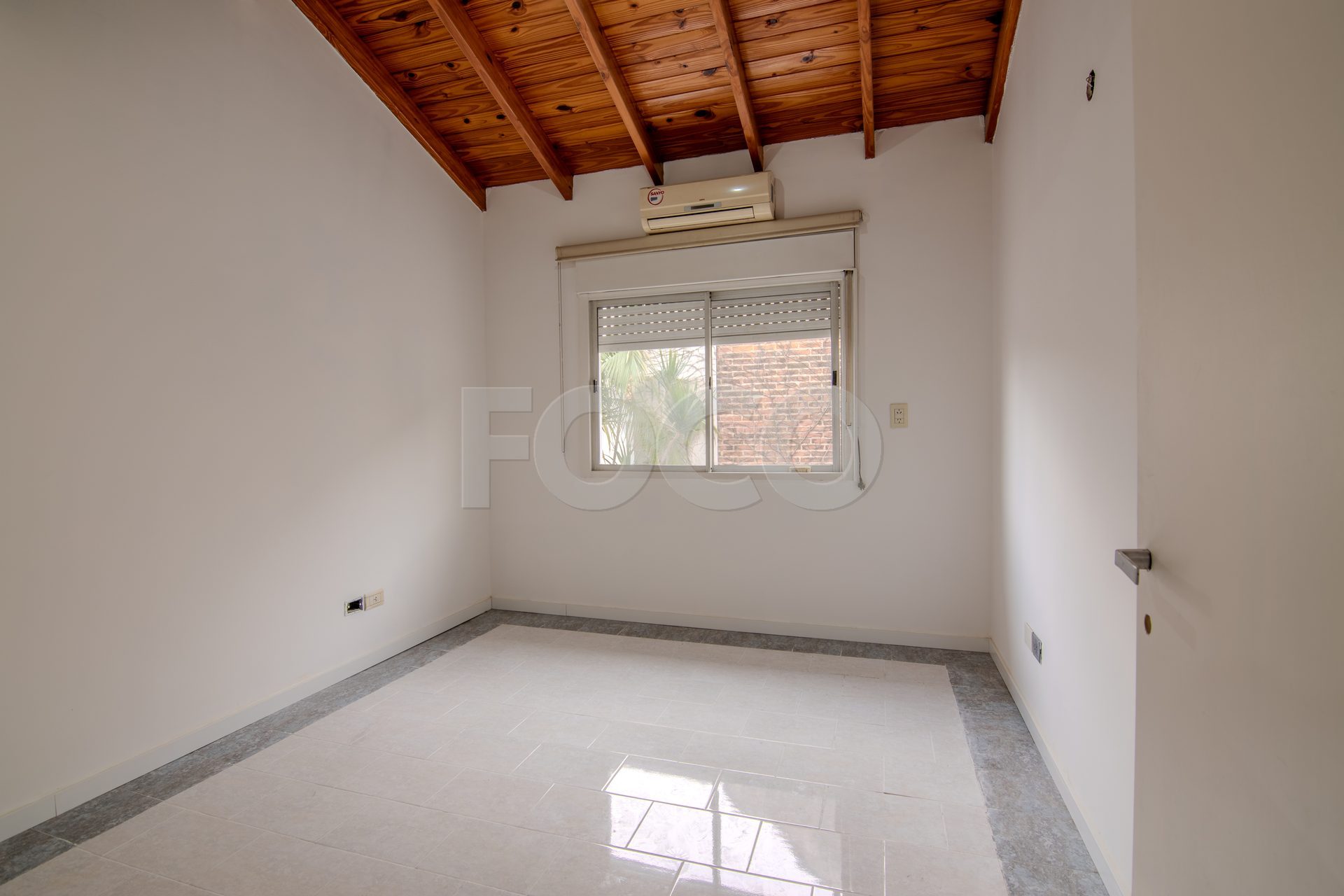 Dormitorio con ventanal