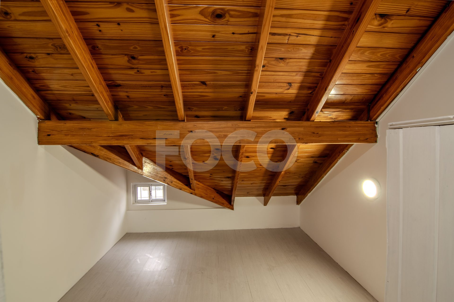 Altillo con techo de madera
